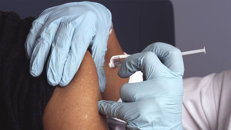 Bugün Pfizer-BioNTech'in koronavirüs aşısı ilk kez bir kadına yapıldı!