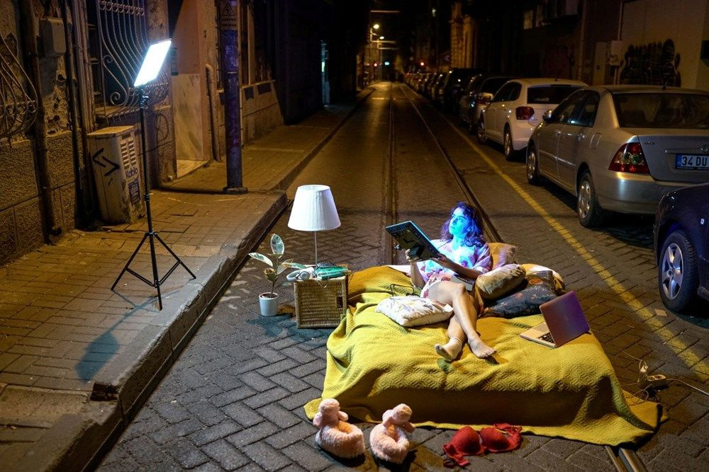 Kadıköy'de şaşırtan görüntü! Yatak odasını sokağa taşıdı