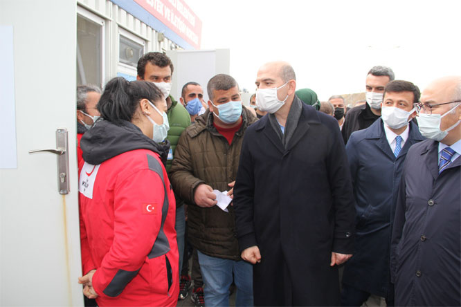 İçişleri Bakanı Süleyman Soylu, İzmir’de konteyner kenti ziyaret etti
