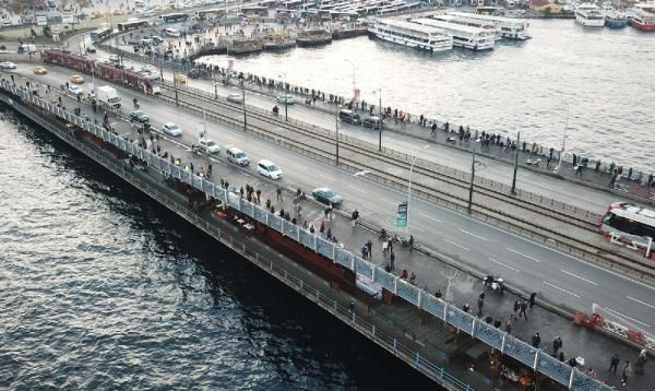 Galata Köprüsünde yoğunluk! 'Olta balıkçılığı' genelgesinden dakikalar önde durum böyle