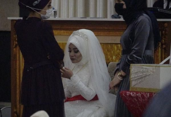 Bursa'da yasak olmasına karşın yapılan düğüne polis baskını! 25 kişiye 78 bin 750 lira ceza