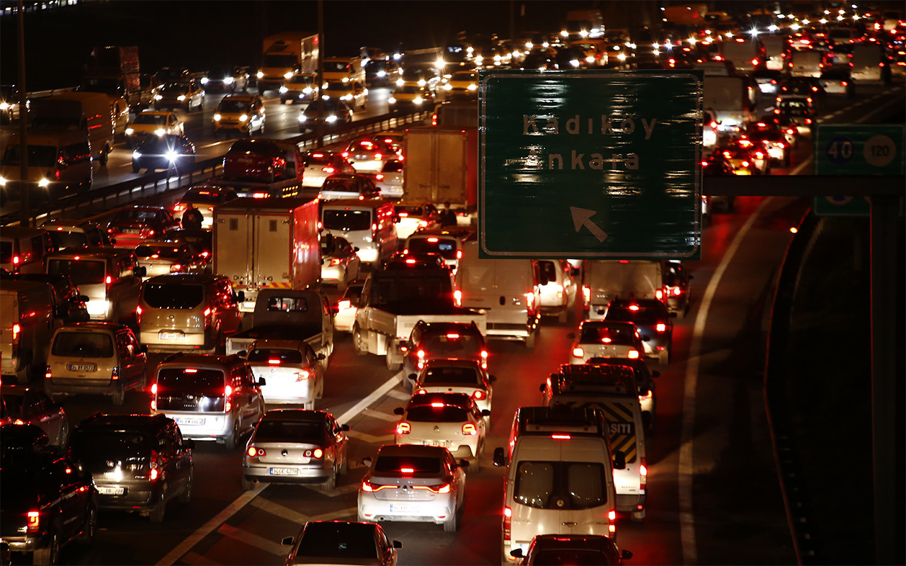 56 saatlik kısıtlama öncesi son durum! İstanbul'da trafik yoğunluğu rekor seviyede