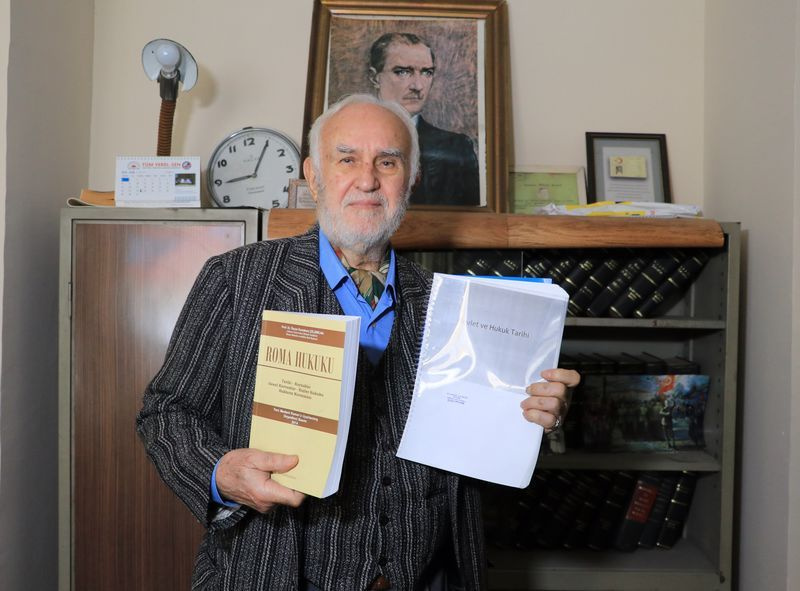 Adana'da 83 yaşında hukuk fakültesinde okuyor! Mezun olunca bakın ne yapacak