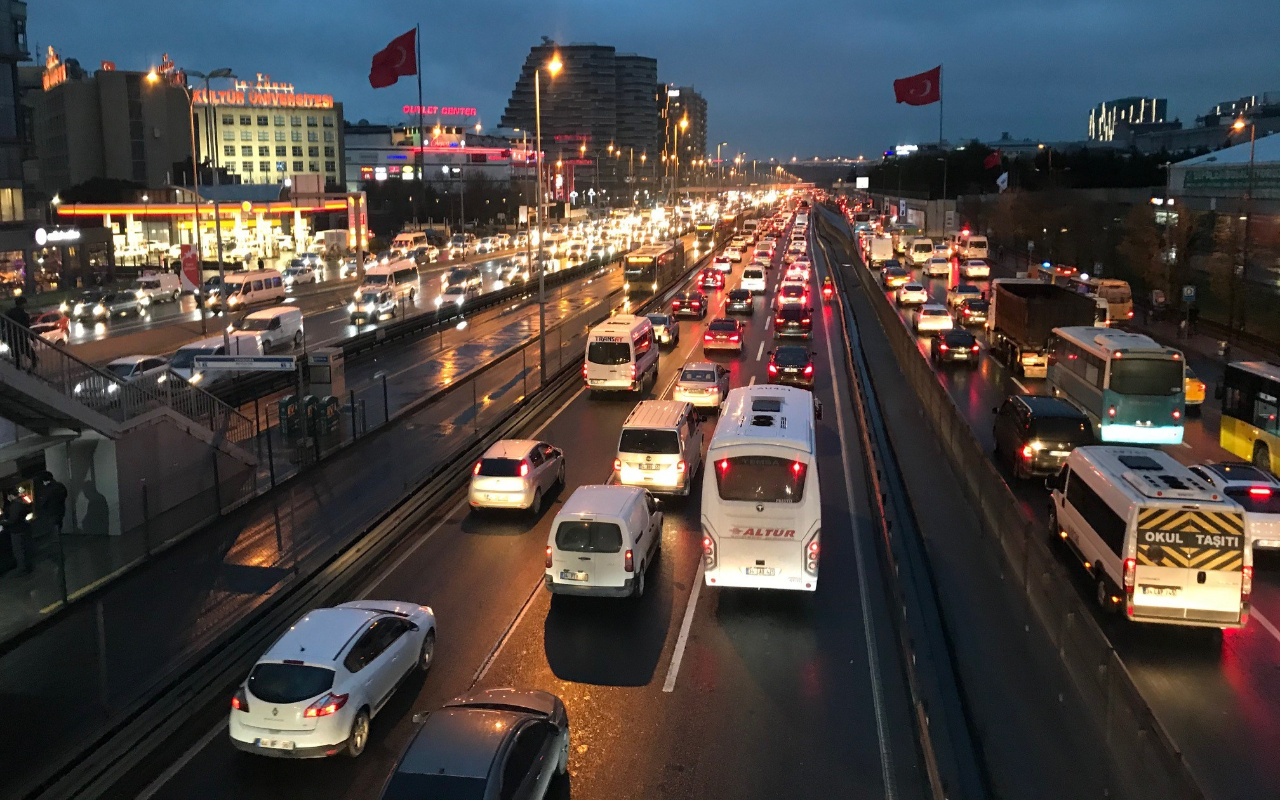 İstanbul'da trafik yoğunluğu yüzde 72 seviyelerine yükseldi