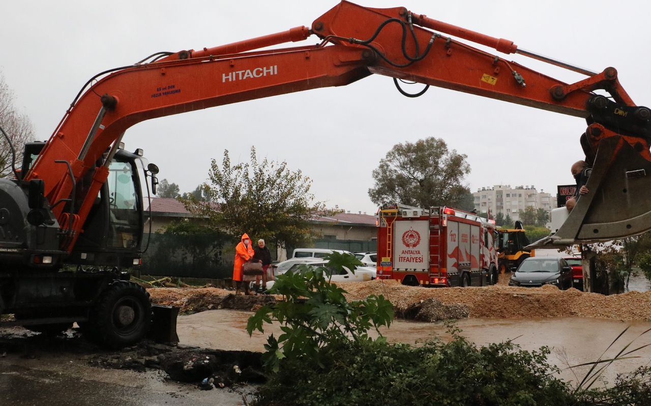 Antalya'da 200 kişinin yaşadığı siteye kepçe ile kurtarma operasyonu