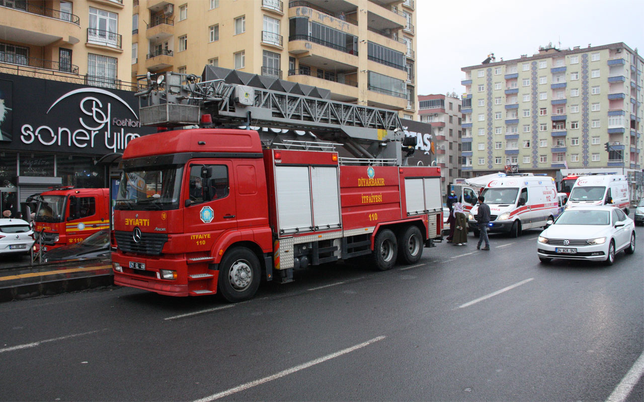 Diyarbakır'da gelinlikçide korkutan yangın