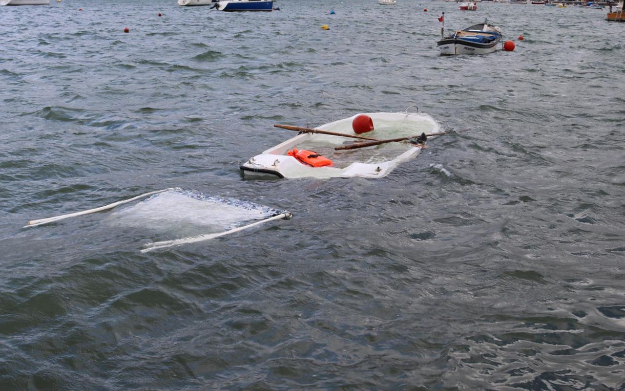 İzmir'de etkili olan fırtına Foça'da limanı vurdu! Sahilde sağlam tekne kalmadı