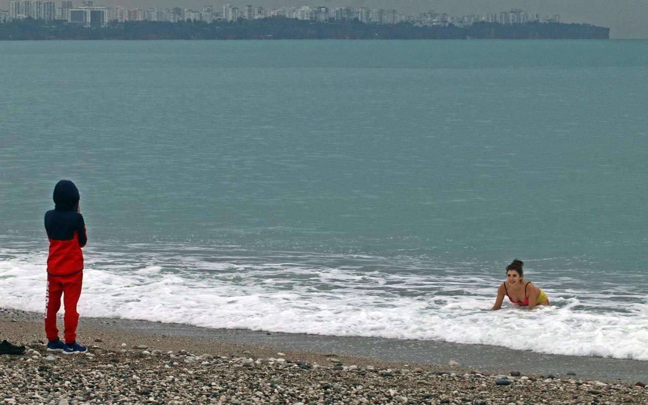 Bir anda üzerini çıkarıp denize atladı! Antalya'da Rus kadın o anları kaydettirdi