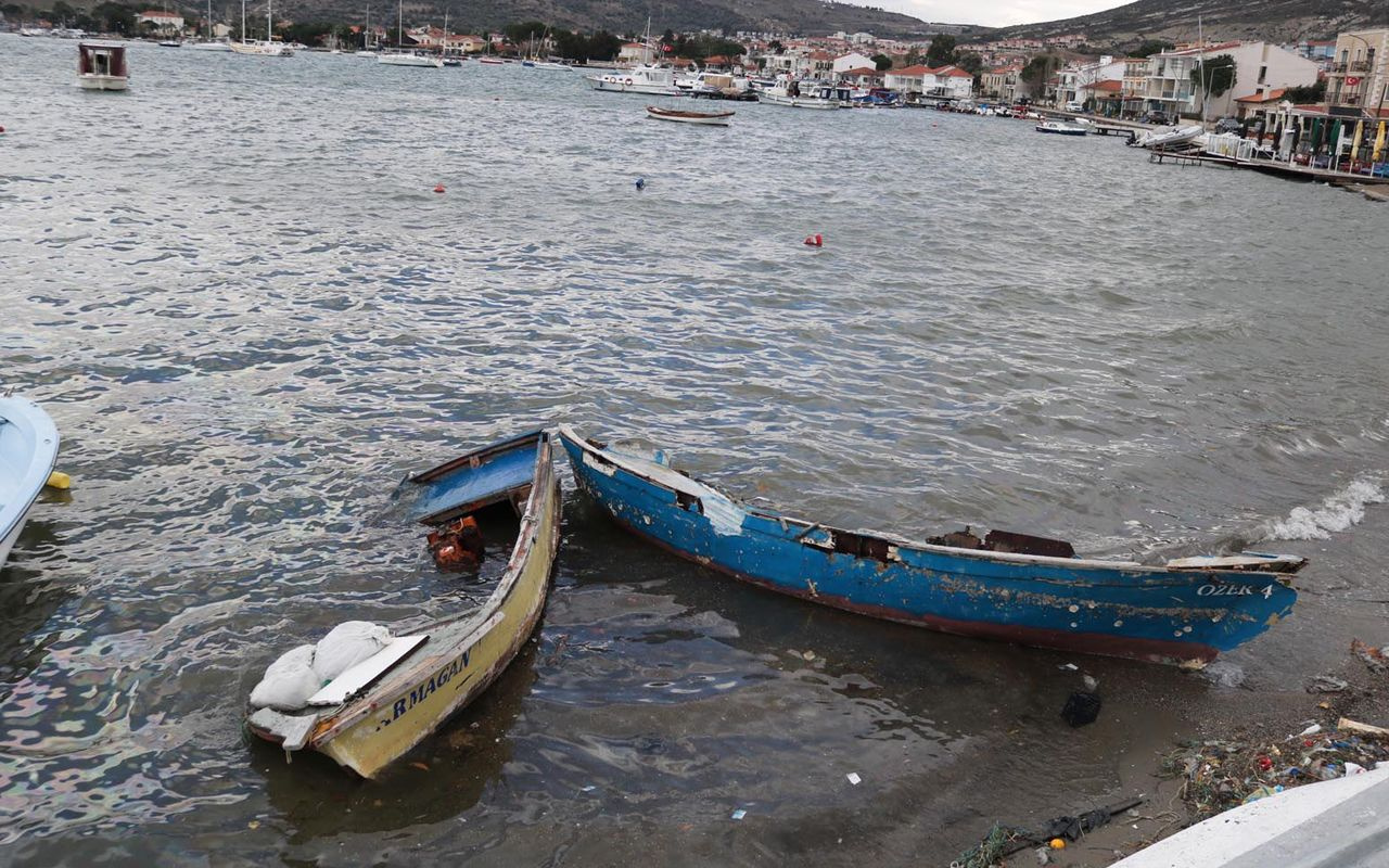 İzmir'de etkili olan fırtına Foça'da limanı vurdu! Sahilde sağlam tekne kalmadı