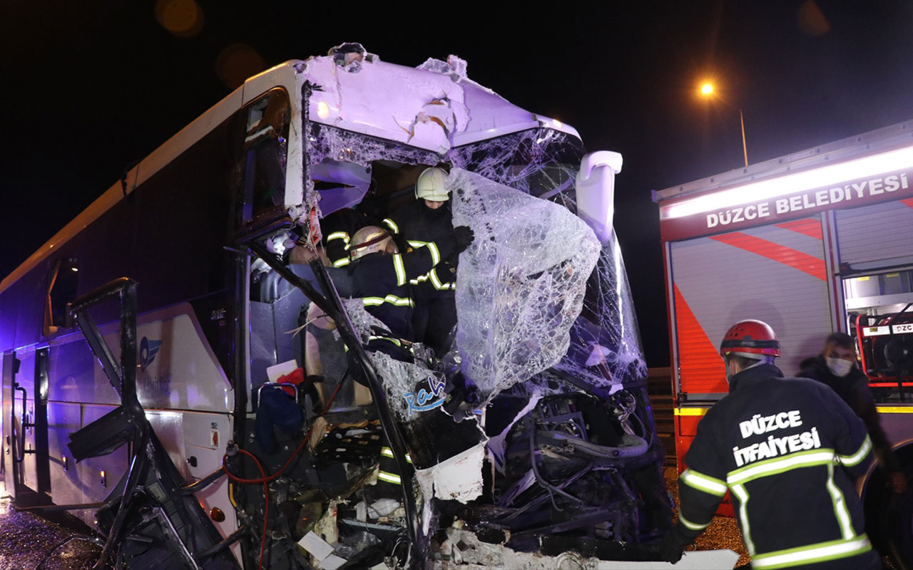 Anadolu Otoyolu'nda yolcu otobüsü kamyona çarptı: 16 yaralı