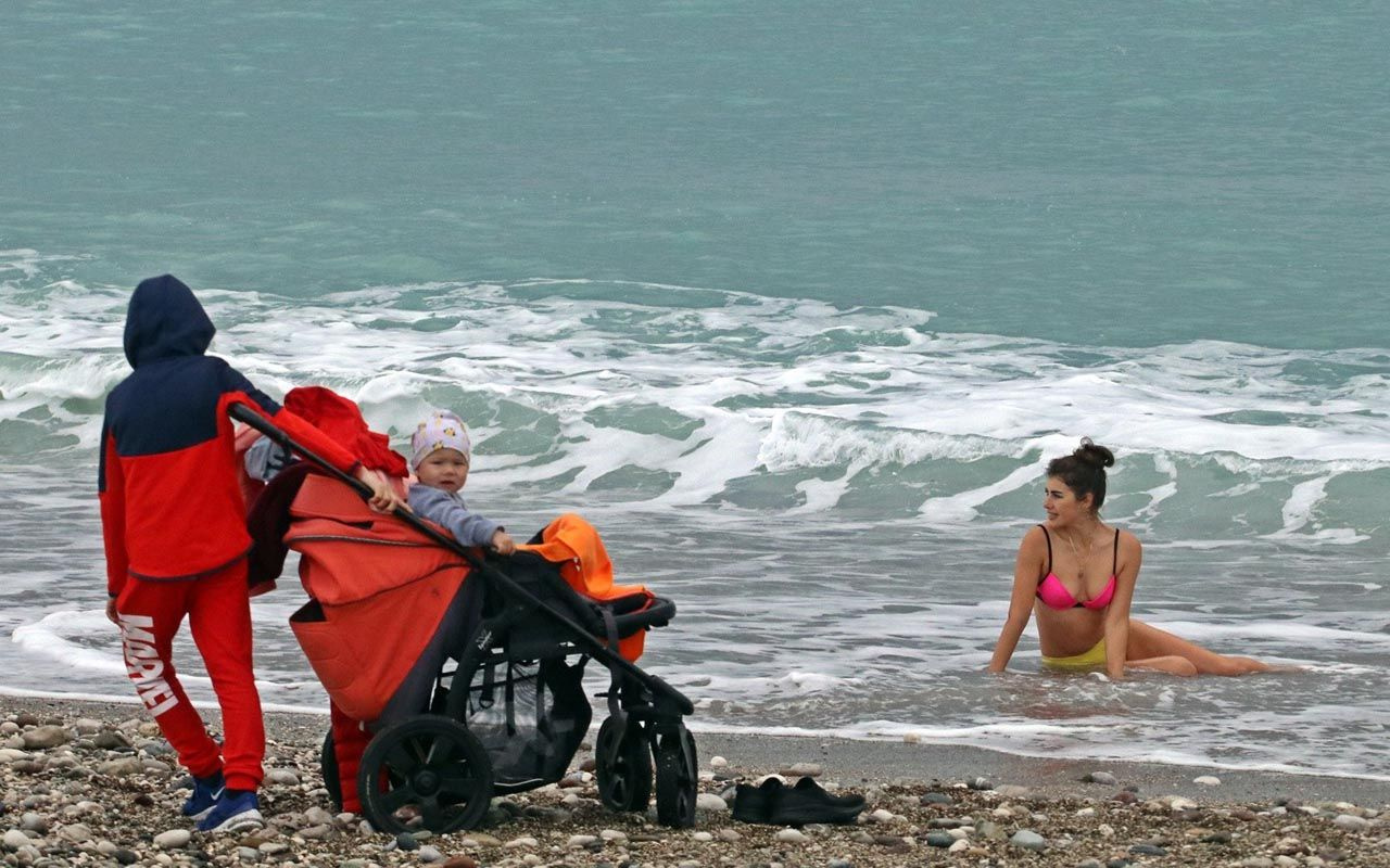 Bir anda üzerini çıkarıp denize atladı! Antalya'da Rus kadın o anları kaydettirdi