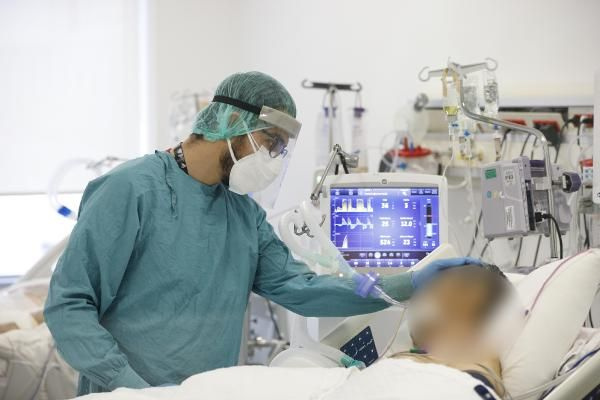 Yürek yakan görüntüler! Covid-19 hastalarının 'refakatçileri' sağlık çalışanları