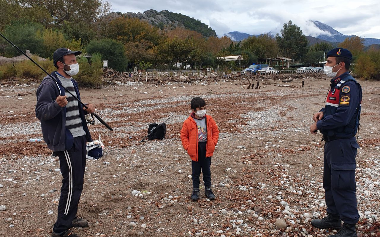 Antalya'da duyanlar sahile koştu! Dalgalar levrek üretim tesisine zarar verdi