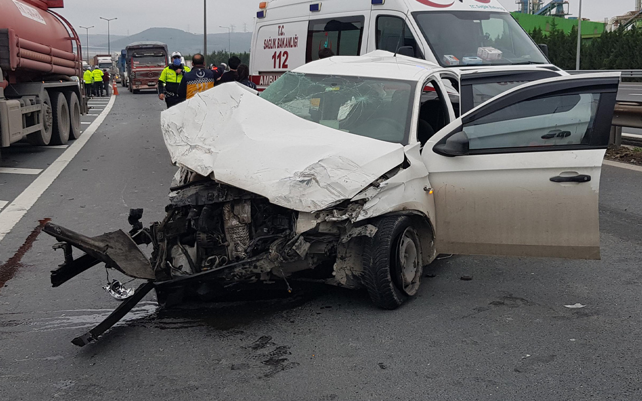 Kocaeli'de feci kaza! TIR'ın çarptığı otomobil 100 metre sürüklendi