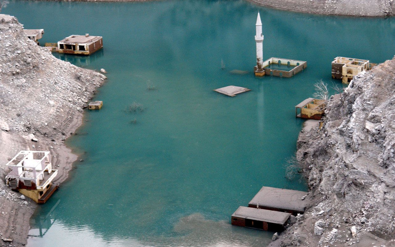 Artvin'de su seviyesi düşen barajlar eski yerleşim yerlerini ortaya çıkardı