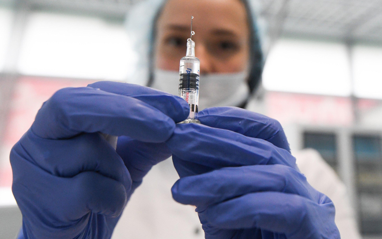 Pfizer/BioNTech aşısı ABD'de endişelendirdi: Aşı olan sağlık çalışanı hastaneye kaldırıldı