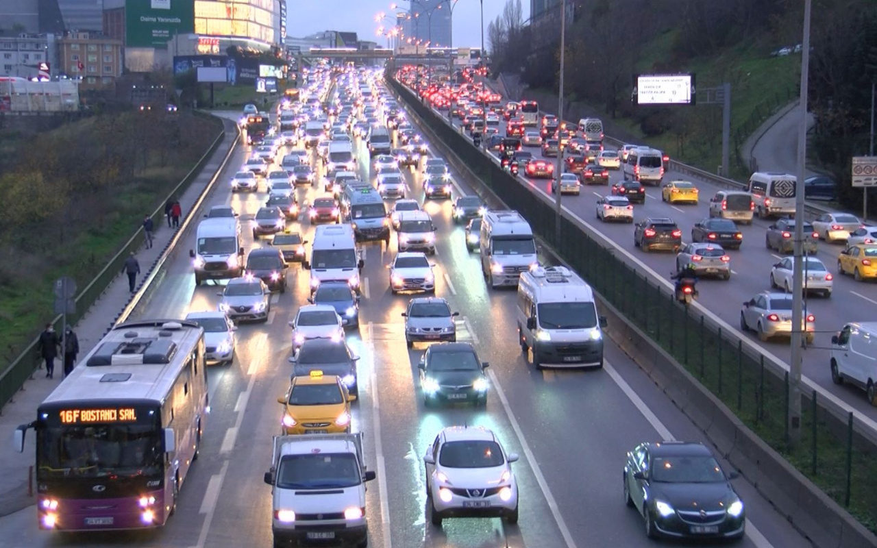 Hafta sonu sokağa çıkma kısıtlaması öncesi İstanbul'da trafik yoğunluğu