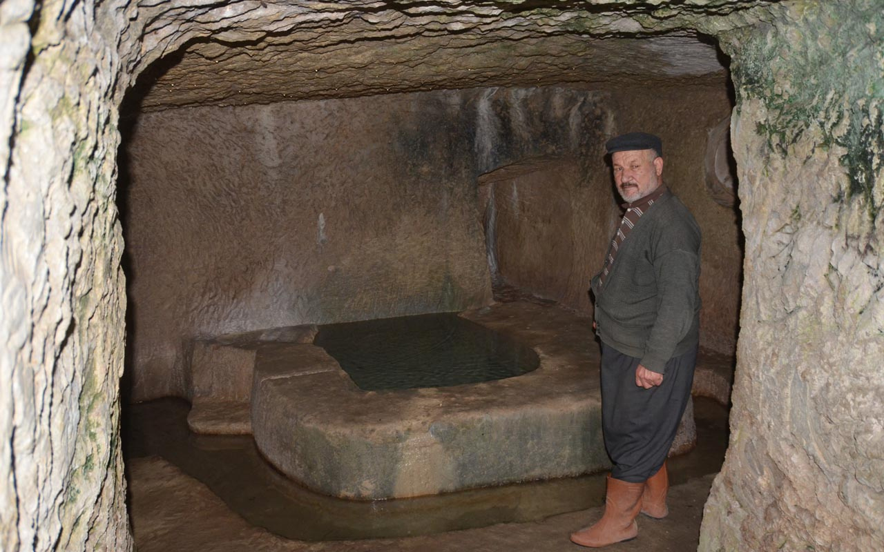 Mersin'de 30 yıldır mağarada yaşıyor eski bakan bile görmeye geldi!