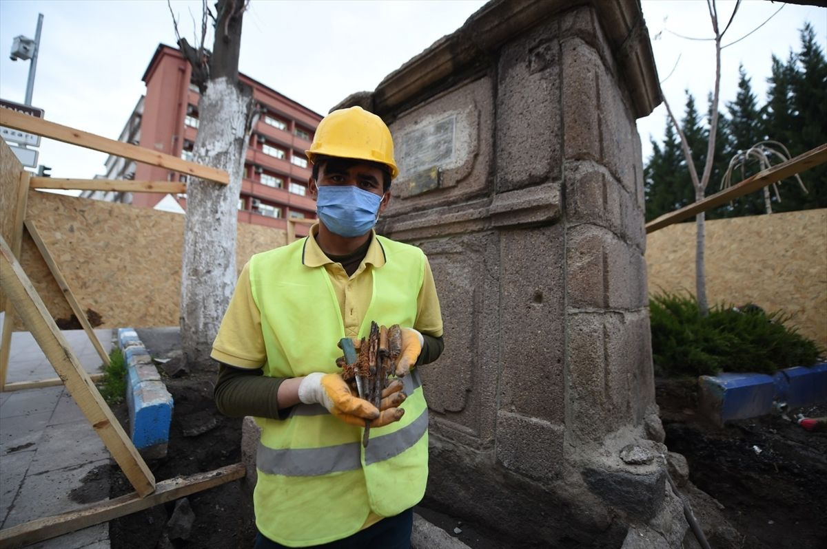 Ulucanlar Cezaevi önündeki tarihi çeşmeden mahkumlara ait kesici aletler zulası çıktı