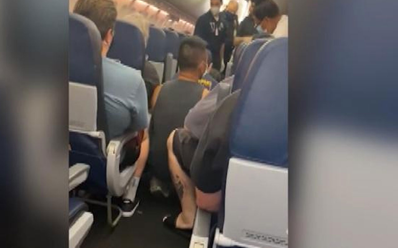 ABD uçağında panik anları! Koronavirüsten ölen yolcunun görüntüleri ortaya çıktı