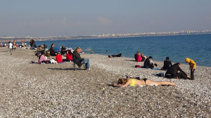 Antalya'da güneşi gören plaja koştu! Koronavirüs yine unutuldu