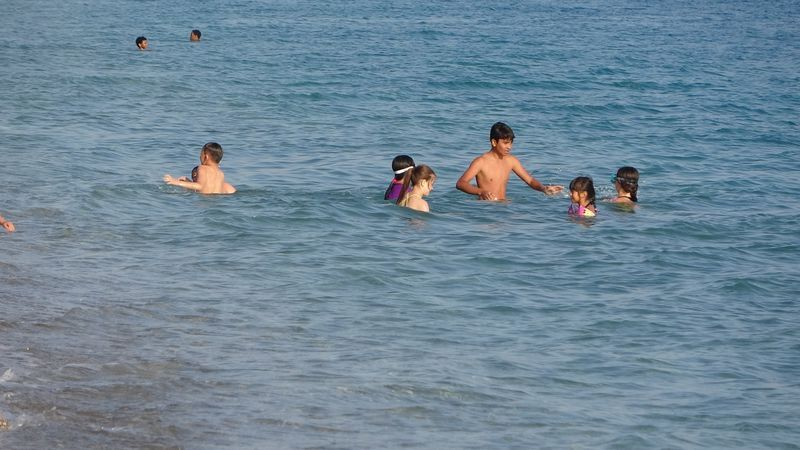 Antalya'da güneşi gören plaja koştu! Koronavirüs yine unutuldu