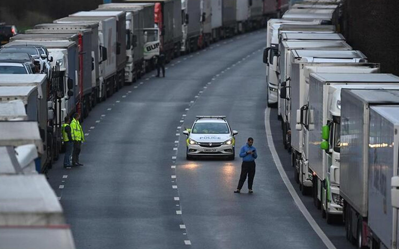 Mutasyon paniği Manş Tüneli'ni vurdu! İngiltere'de binlerce TIR Fransa'ya geçmeyi bekliyor