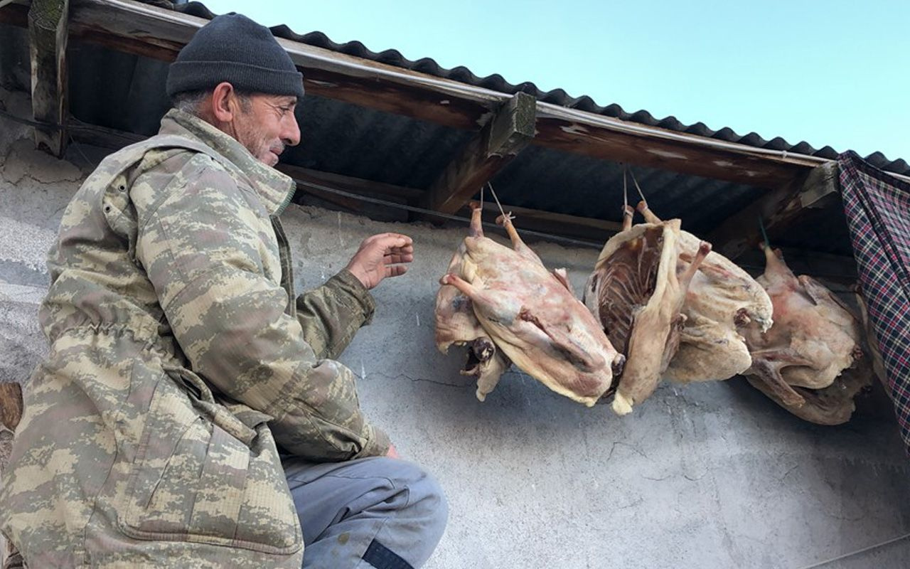 Kesilen kazlar direklerde kurutuluyor Kars'ta paraya para demiyorlar