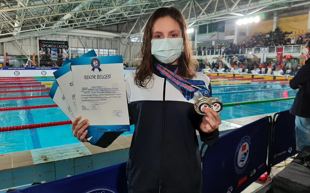 Milli yüzücü Merve Tuncel: Türk genci olarak mutluyum