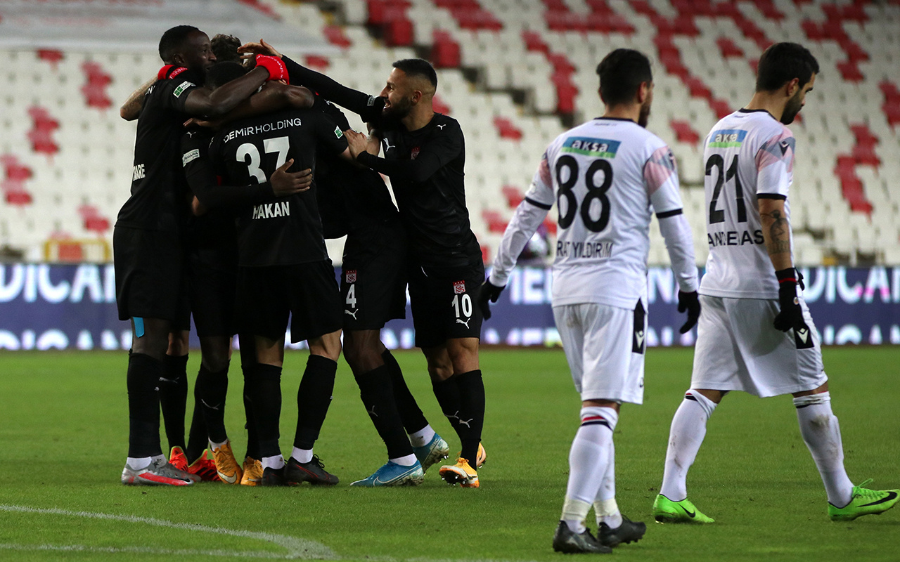 Sivasspor konuk ettiği Gençlerbirliği'ni 3 golle geçti