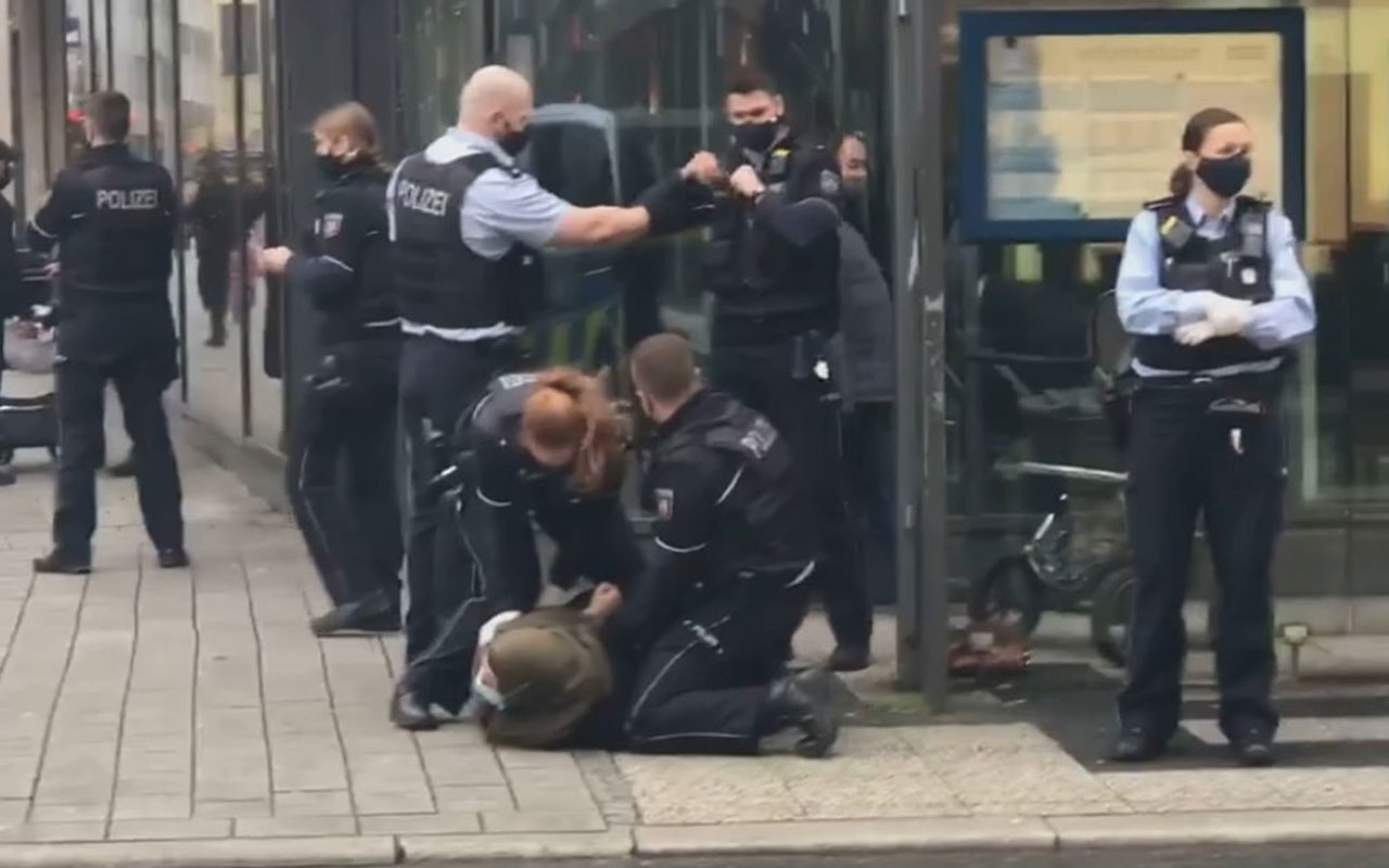 Almanya’da başörtülü kadına polis şiddeti kamerada! Tepki görünce serbest bıraktılar