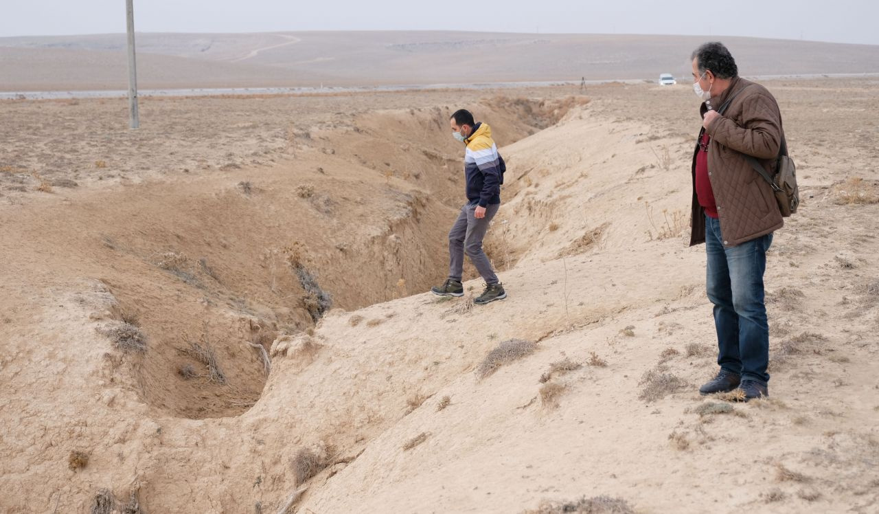 Konya'da üzerinden yol geçen obruk ürküttü! 630 metre çapında ve uydudan görülüyor