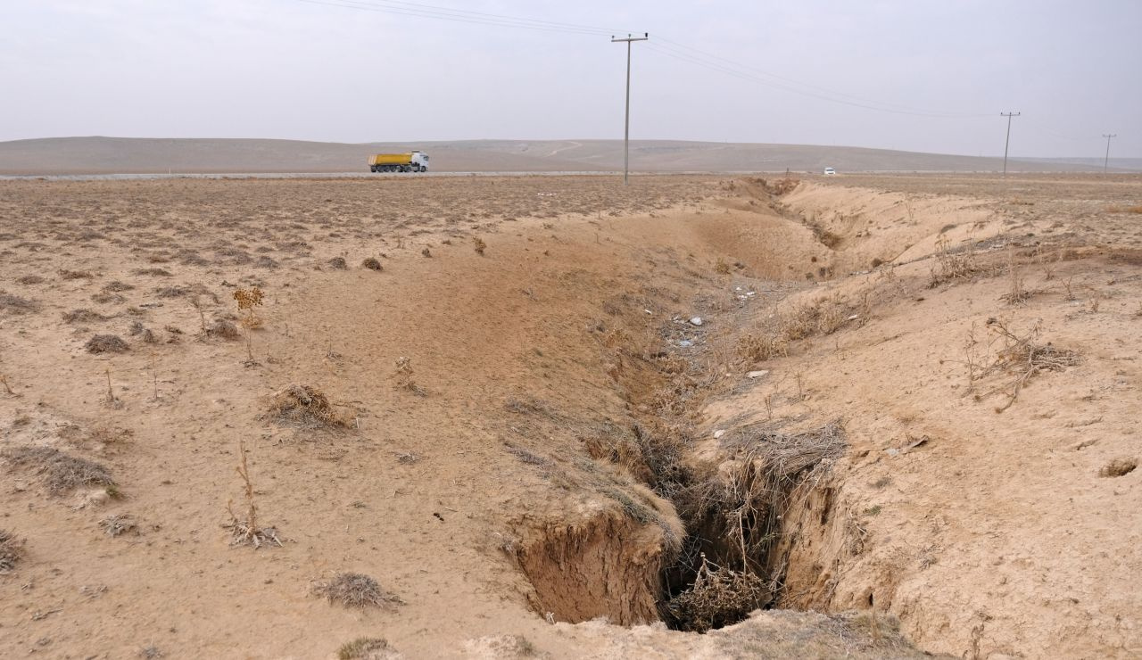 Konya'da üzerinden yol geçen obruk ürküttü! 630 metre çapında ve uydudan görülüyor