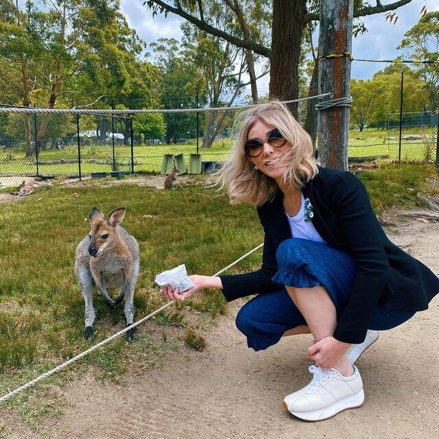 Zerrin Tekindor Avustralya'dan paylaştı kanguru beslediği anlara beğeni yağdı
