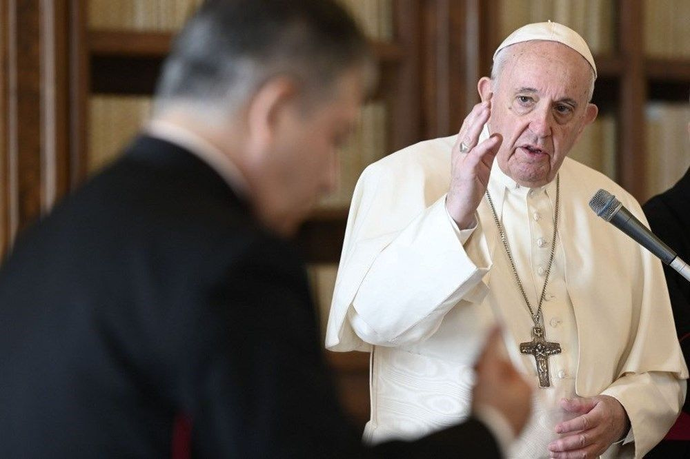 Vatikan'da yeni skandal! Papa Francis mayolu pozu beğendi manken bakın ne yazdı