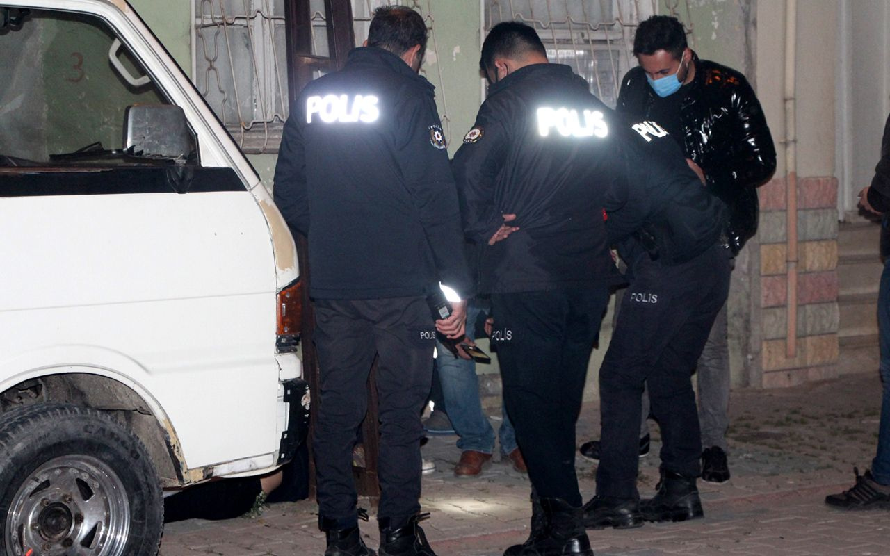 Adana'da kanlı pusu: Husumetli olduğu kişiler tarafından eşinin yanında öldürüldü