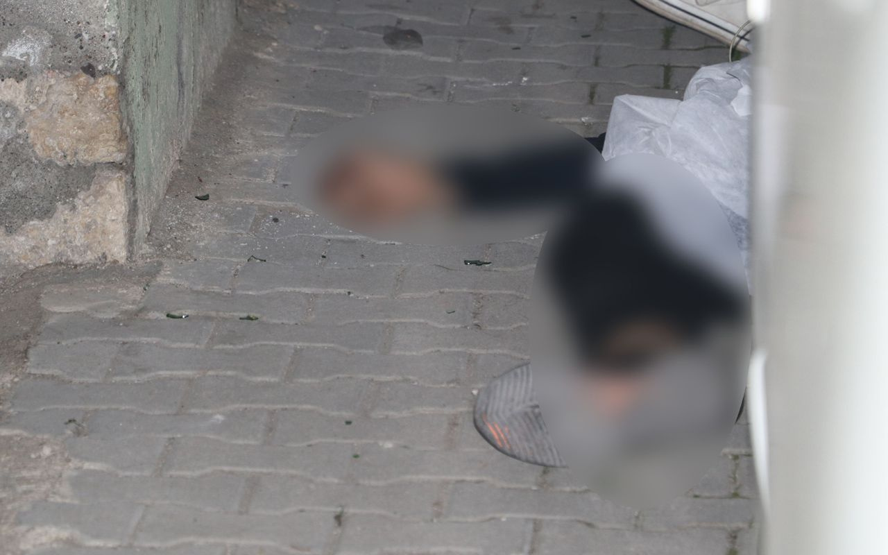 Adana'da kanlı pusu: Husumetli olduğu kişiler tarafından eşinin yanında öldürüldü
