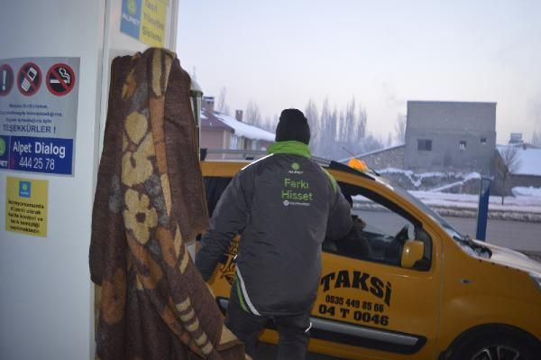 Sibirya soğuklarının esir aldığı Doğu Anadolu'da hayat dondu! Arabaları battaniyeye sardılar