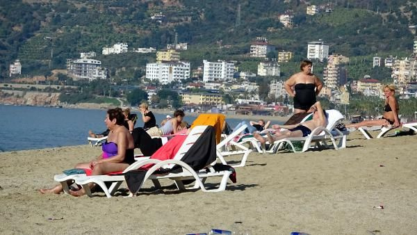 Antalya'da turistler boş kalan plajlara akın etti! Denizin keyfini çıkardılar