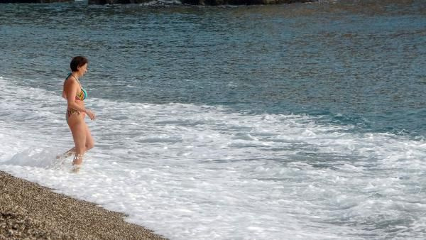 Antalya'da turistler boş kalan plajlara akın etti! Denizin keyfini çıkardılar