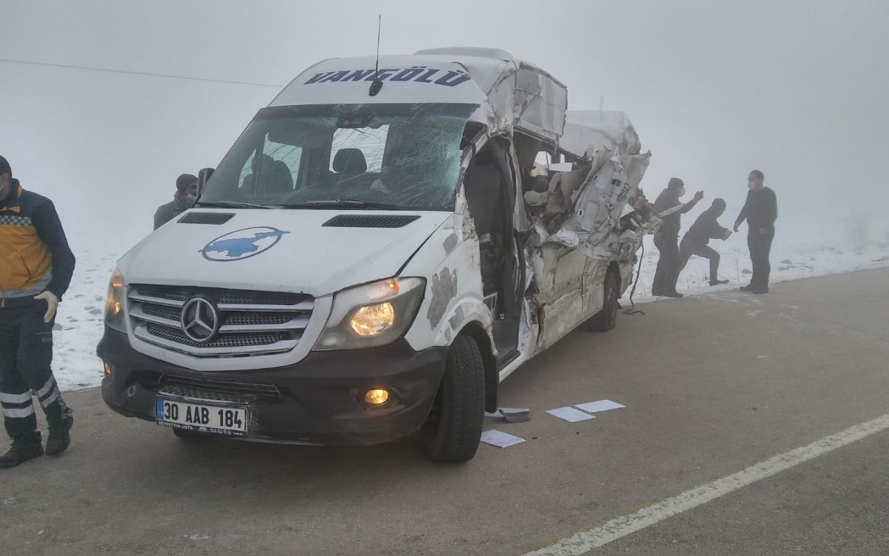 Hakkari'de yolcu minibüsü tırla çarpıştı: 4 ölü, 5 yaralı