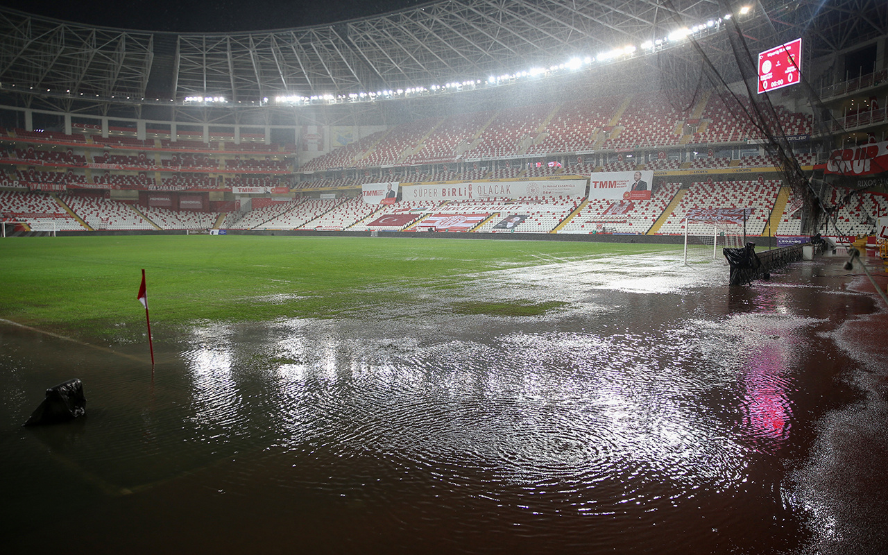 Antalyaspor - Hatayspor maçı yoğun yağış nedeniyle ertelendi