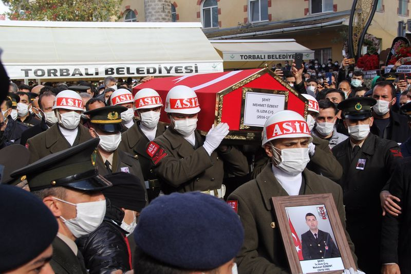 İzmir'de şehidin cenazesinde gözyaşları sel oldu! Oğlunun tabutuna defalarca sarıldı