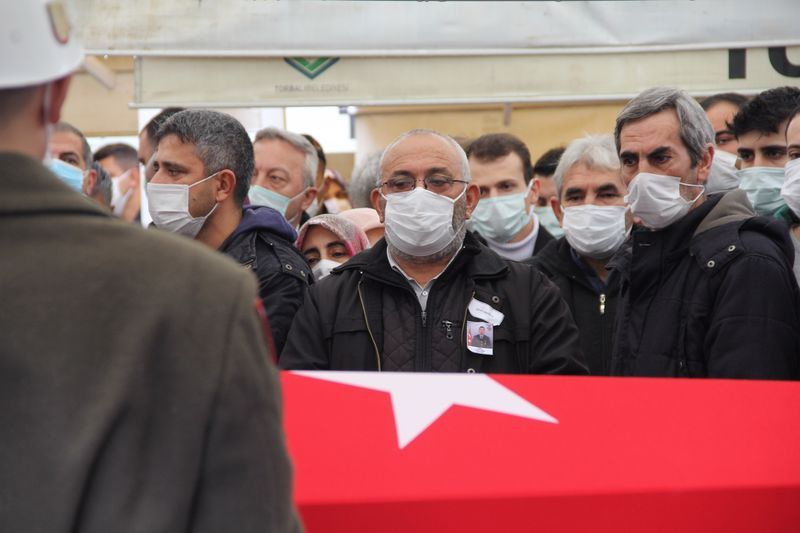 İzmir'de şehidin cenazesinde gözyaşları sel oldu! Oğlunun tabutuna defalarca sarıldı