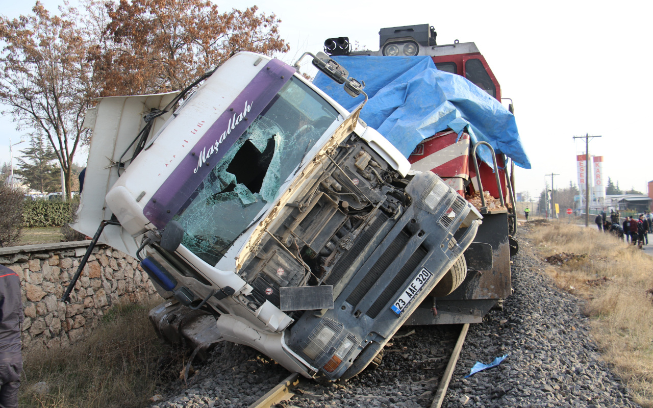 Elazığ'da tren TIR'a çarptı 100 metre sürükledi: Çok sayıda yaralı var