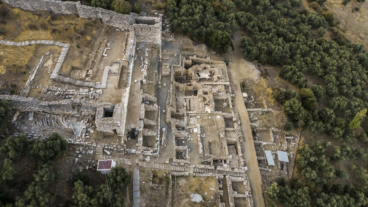 İzmir'deki Metropolis Antik Kenti kazılarında birbiriyle bağlantılı 4 sarnıç bulundu