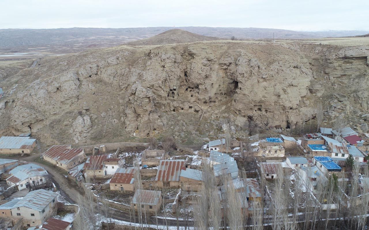 Sivas'ta görenler gözlerine inanamıyor! Dört bin yıllık apartmanda insan silueti oluştu