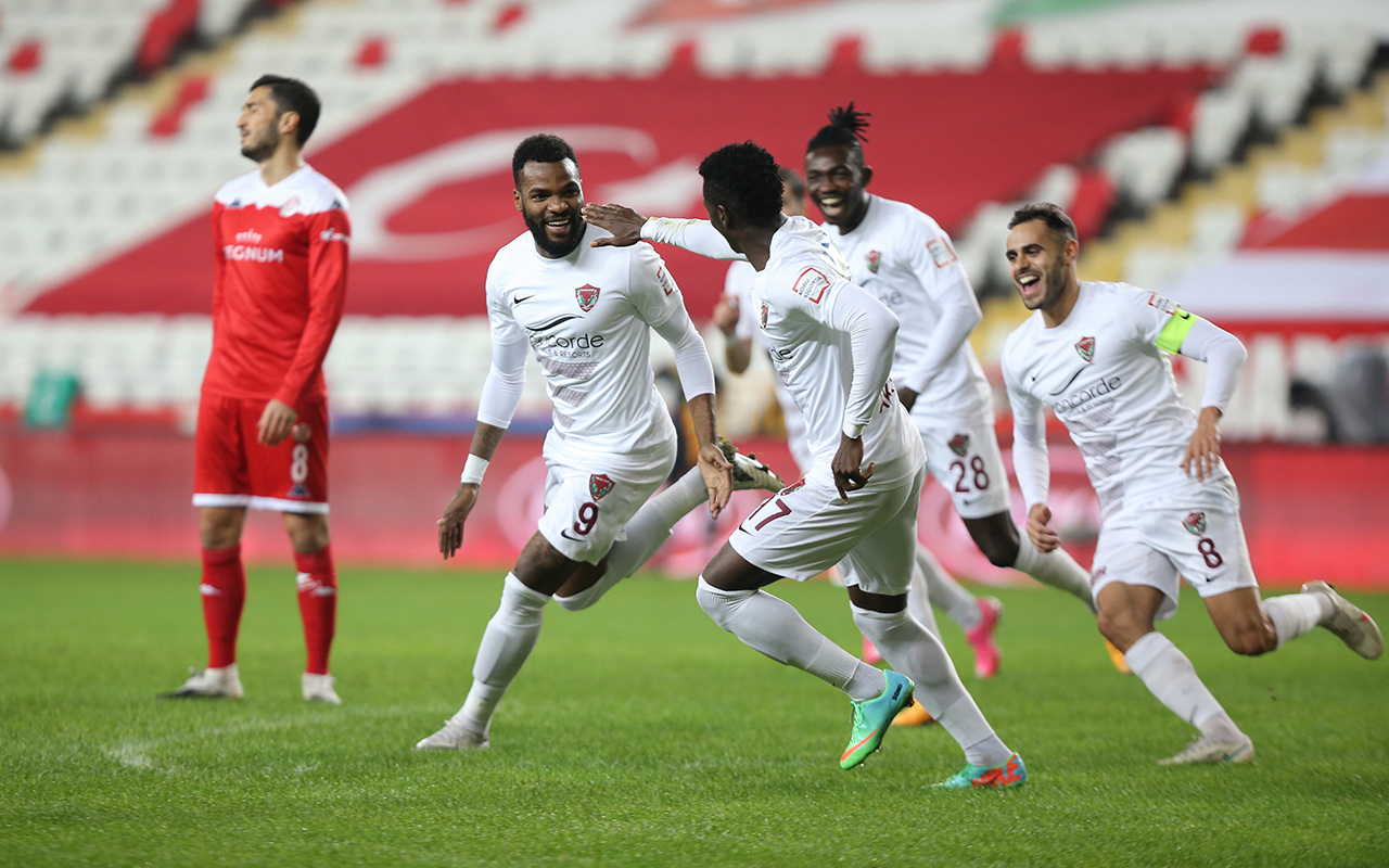 Hatayspor'dan konuk olduğu Antalyaspor'a yarım düzine gol