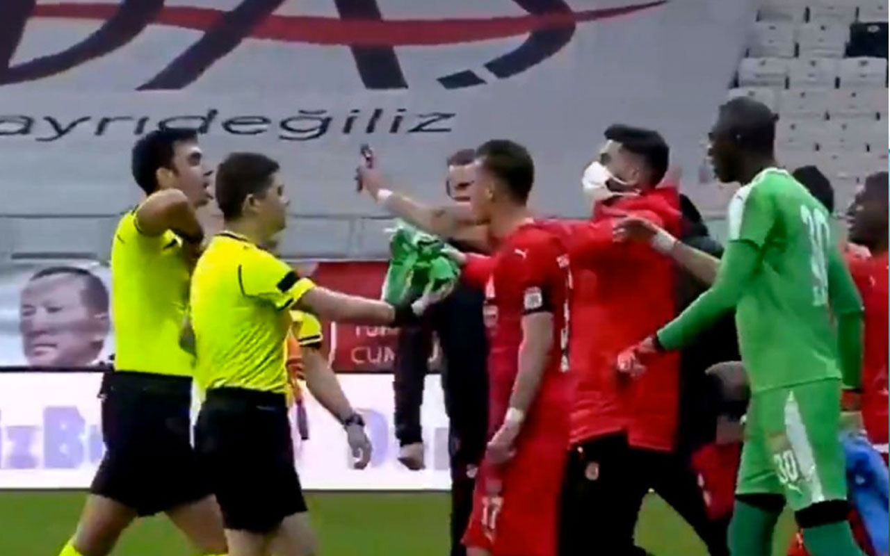 Beşiktaş - Sivasspor maçında Hakan Arslan'ın kırmızı kartı Avrupa'da gündem oldu