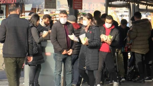 İstanbul'da güzel havayı gören koronavirüse rağmen Eminönü'ne akın etti